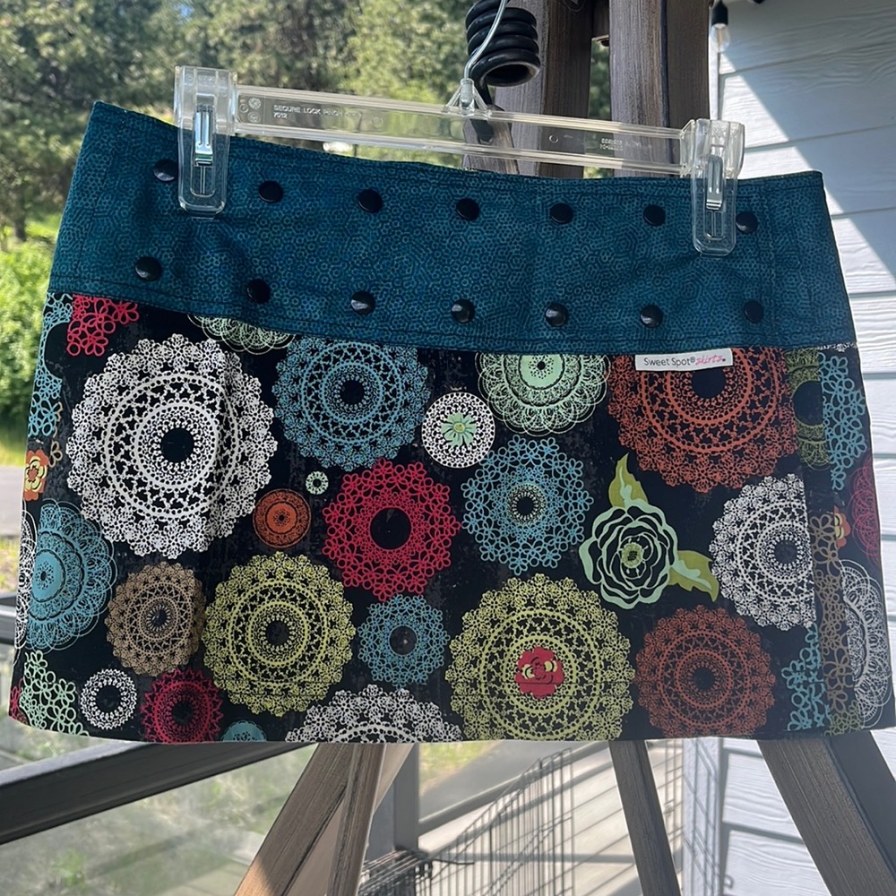 Sweet spot skirt, reversible mini, excellent quality can fit any size waist